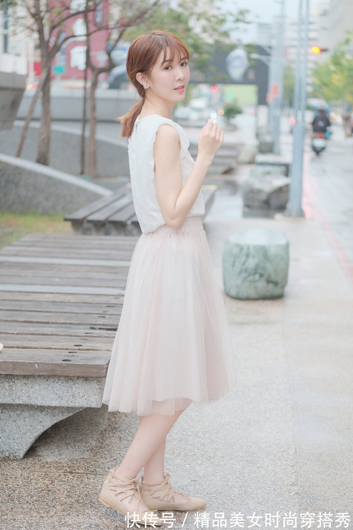 甜美风 白色蕾丝上衣搭配粉色网纱半身裙,甜美优雅