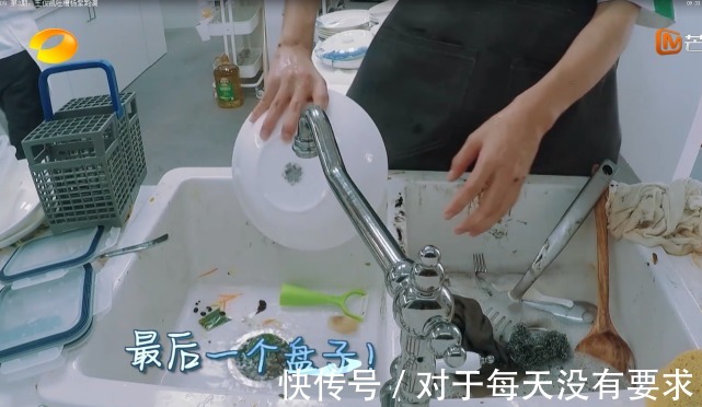 黄晓明|《中餐厅》卫生再次被质疑，看到他们厨房真正卫生情况，网友炸锅