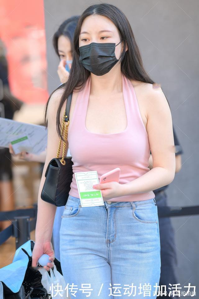 甜美粉色小背心，穿出时装特效，散发可爱气质