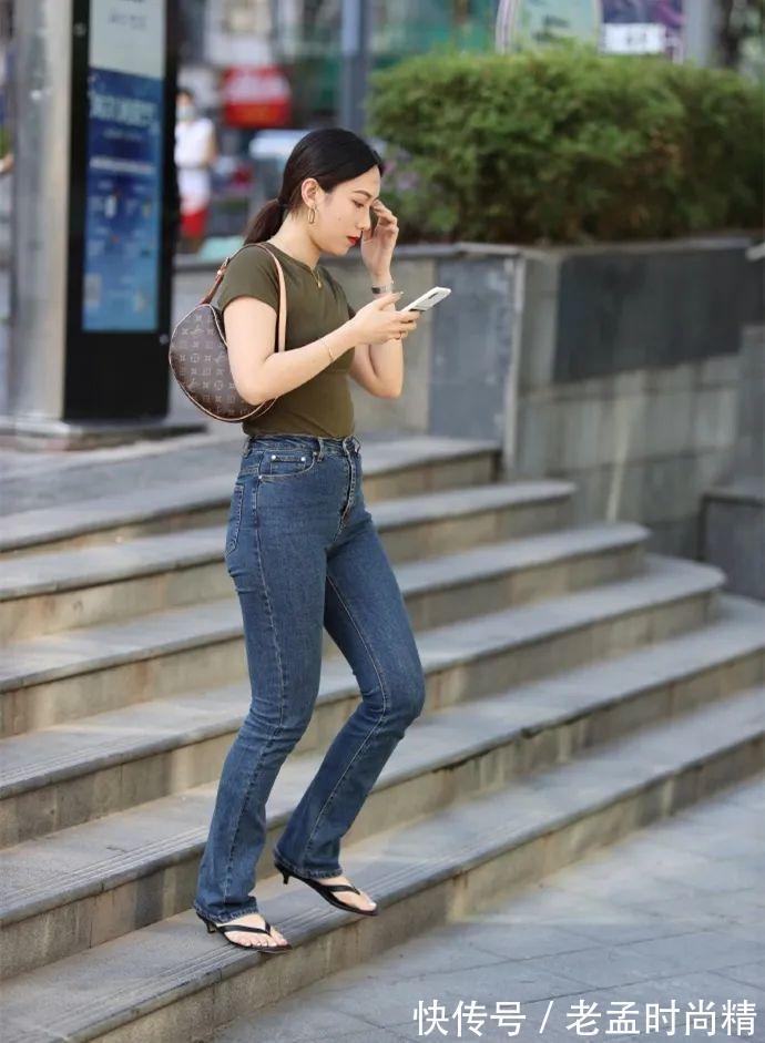 文艺 街拍:牛仔裤展现出独特身材魅力,自然魅力散发出来,好看又文艺