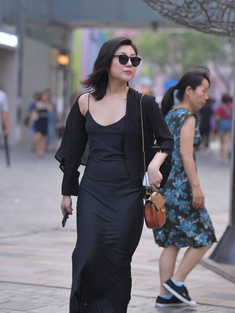 清新|街拍:要清新还是耍性感?一件飘逸吊带裙满足你所有需求!