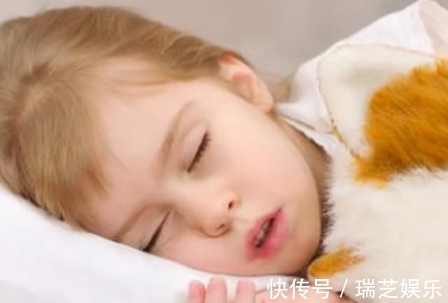 大脑|孩子睡觉时3个表现，暗示了大脑发育好，将来有可能变成学霸