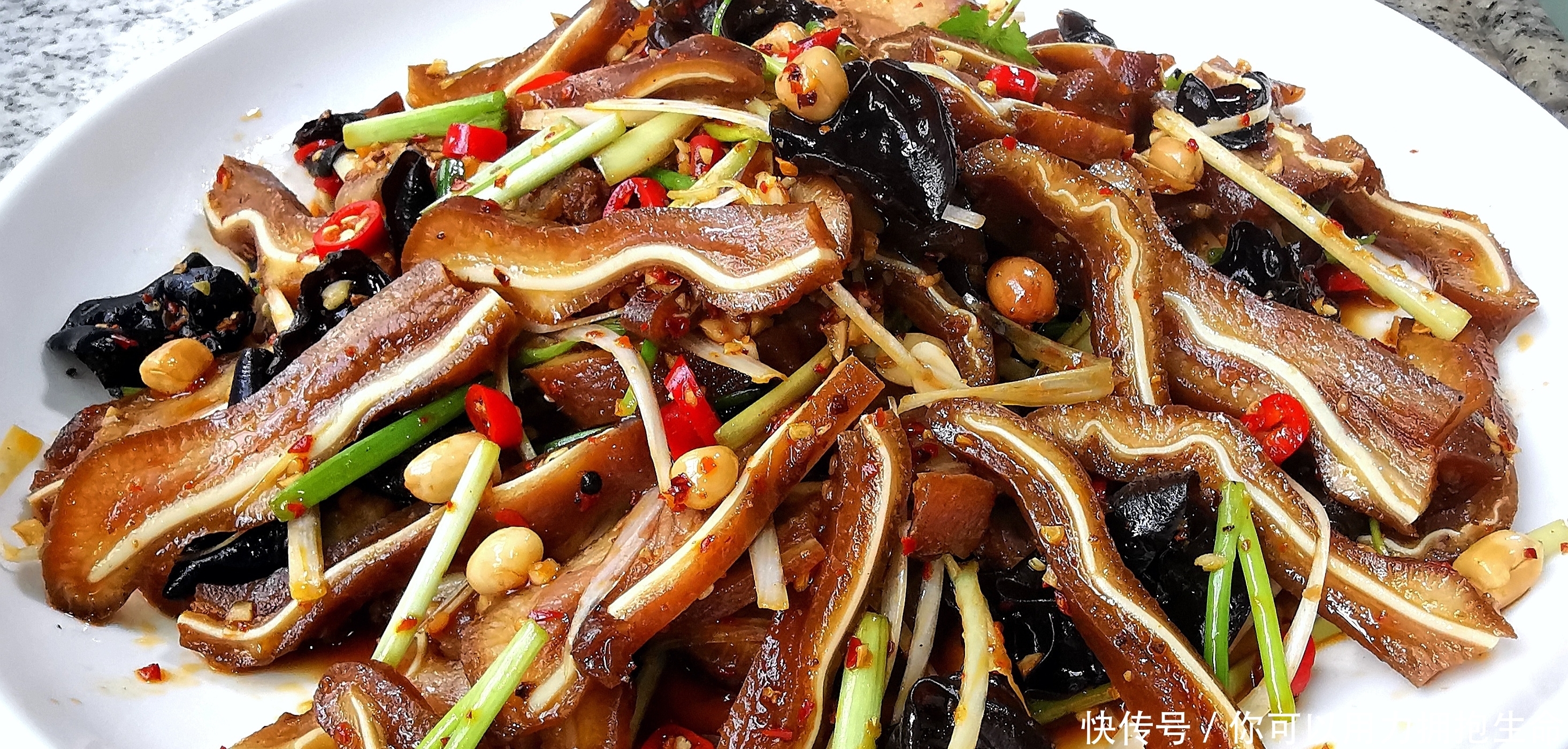 广西人最爱的下酒菜，凉拌猪耳朵，麻辣脆口又下饭，一大盘不够吃