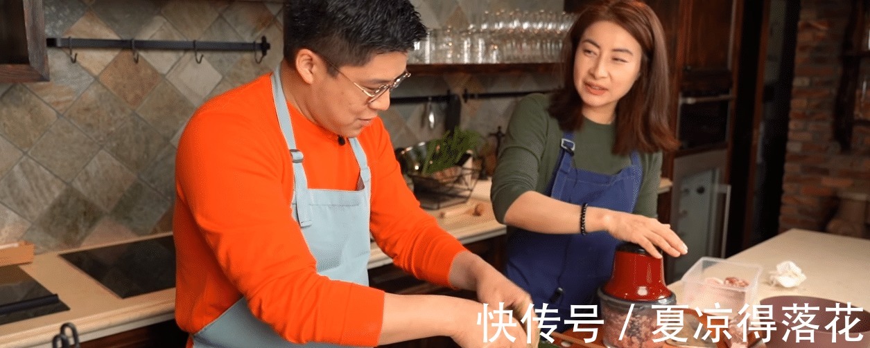 霍启刚郭晶晶夫妇包饺子趣事!直接上手搅馅,厨房宽敞像吧台