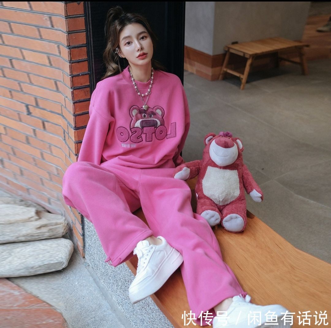 优雅 真正会穿的女人,都懂得用“同色系+一点白”,优雅大气还显高级