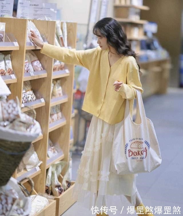 秋天 皮肤暗黄的女生如何选衣服颜色可以尝试这几款,让你显白还好看!