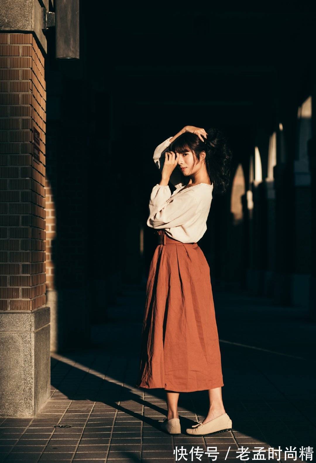 半身裙 雪纺衫设计更加优雅,下搭半身裙,展现出女性优雅文艺的气息