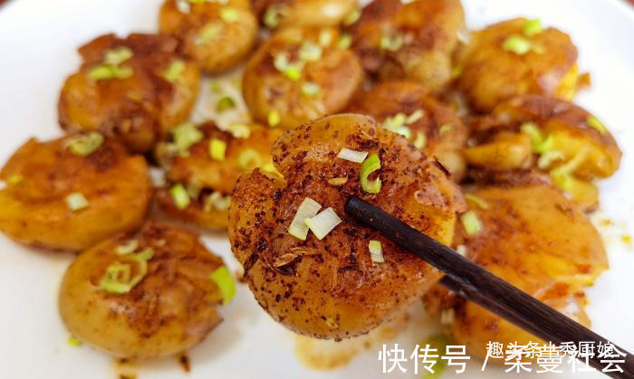 小土豆|这食材价格不贵,营养却很全面,简单一蒸一煎,当菜又当饭,真香