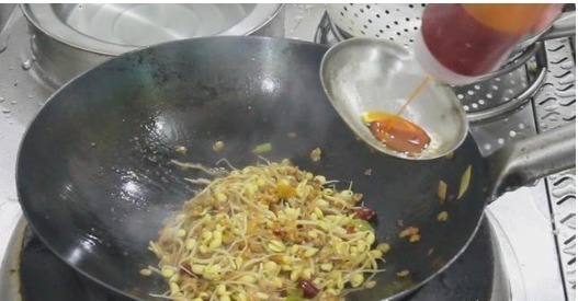 豆芽|黄豆芽炒粉条的做法,厨师长一个小技巧,粉条不坨块不糊底还入味