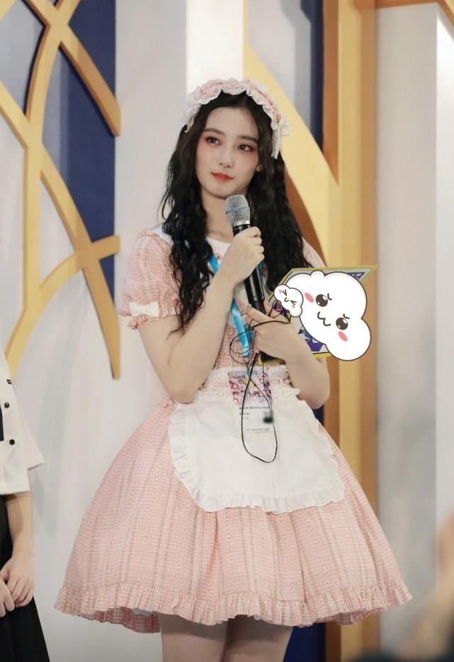 求徐艺洋别应要求穿洛丽塔裙,看她穿出的身材,简直可以上保险了