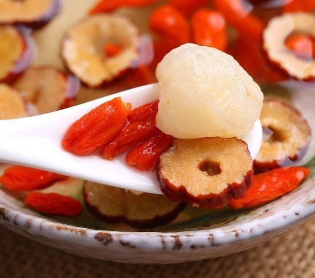 卵巢|女人不想老,想皮肤白净有弹性,就常吃这几种不起眼的食物