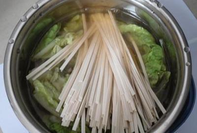 你煮面条都是等到水开才下锅那你煮面肯定难吃,正确方法在这呢