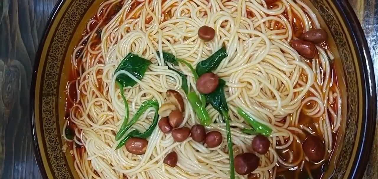 家常版酸辣面的做法，口感劲道麻辣酸爽，从头至尾不超过10分钟