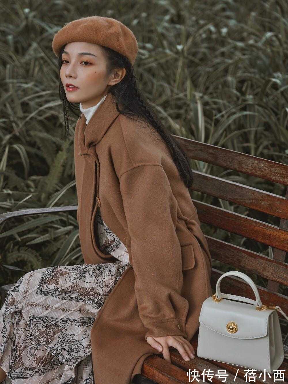 搭配|秋冬大衣建议少穿黑白灰,试试这2种“高级色”,时髦又显气质