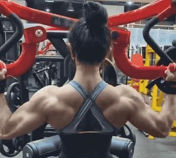 引体向上|36岁的女子,坚持健身8年,肌肉健美,美貌与力量的化身