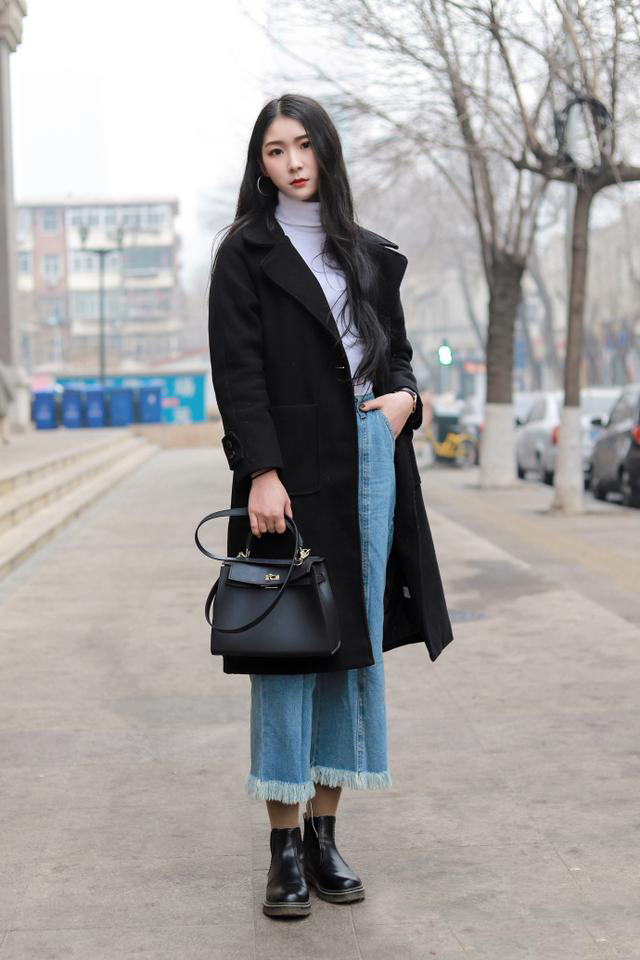 优雅|街拍:蓝白格子风衣穿出了美女优雅的气质,很有魅力