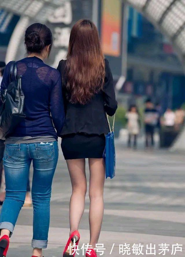 身材|街拍两闺蜜,身材不同,穿衣打扮也就不同