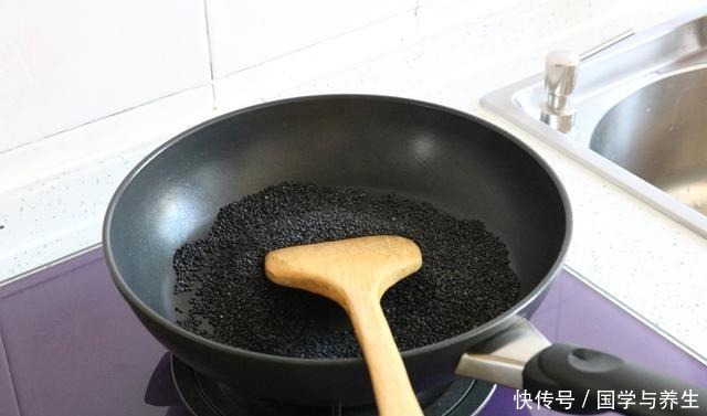 冬天常吃黑芝麻丸，教你三黑配方，不用九蒸九晒，做法太简单了