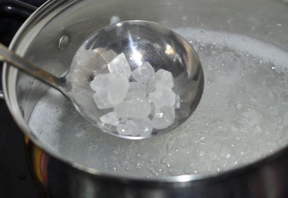 买冰糖时,买白的还是黄的杂货铺小伙说漏嘴,以后别再乱买了