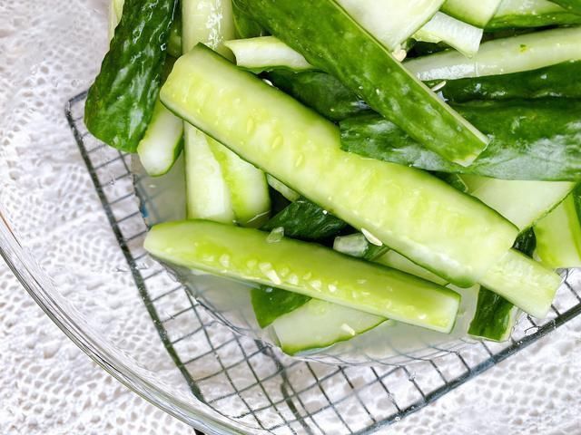 对半|腌黄瓜其实很简单，私藏多年的秘方，2小时就能吃，酸辣脆爽开胃