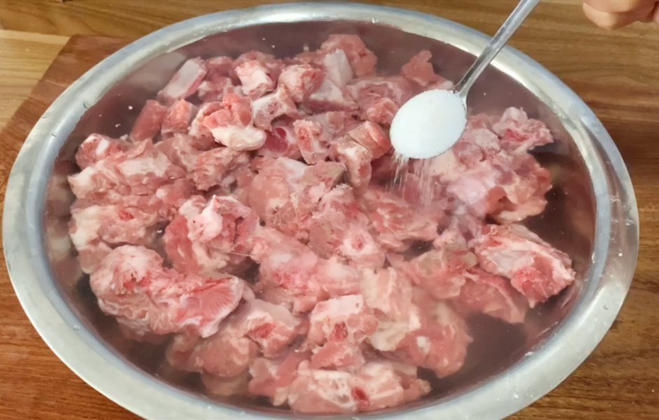 炖排骨时，有人先焯水，有人直接炖，全都不对，大厨教你正确做法