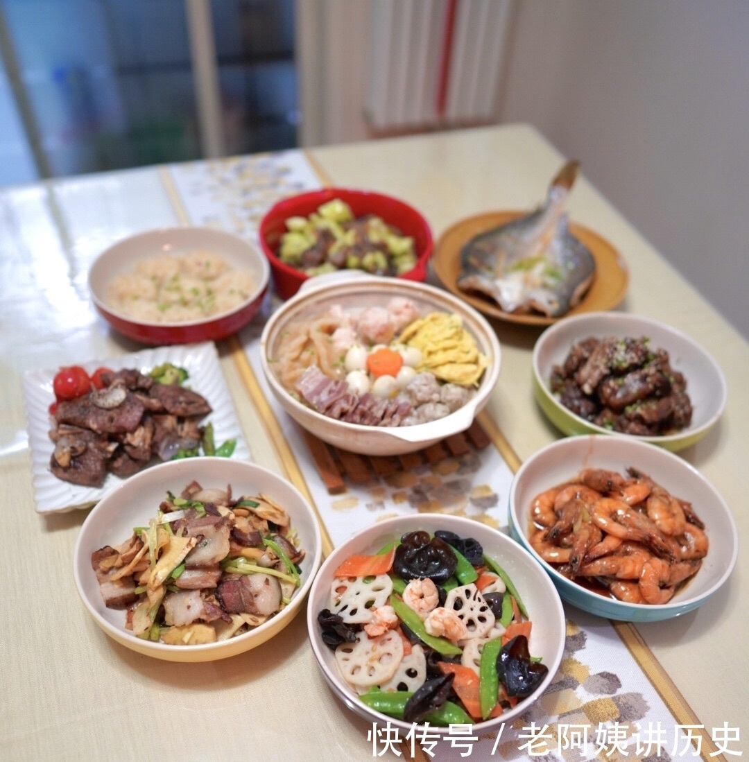 晒姐姐一家3口的年夜饭,吃得心满意足的样子,我感到无比的幸福