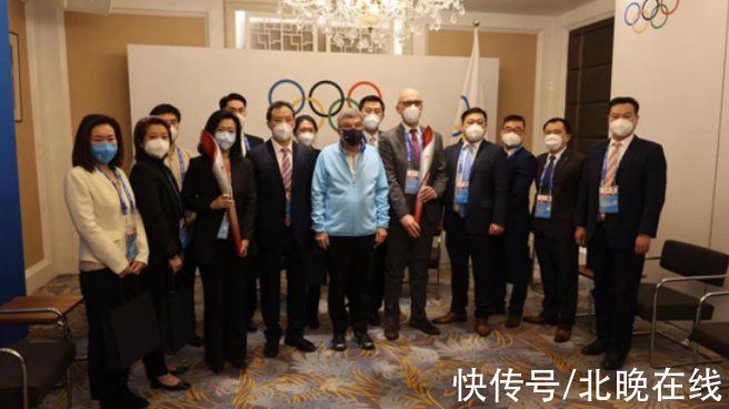 冬奥会|离别之际，巴赫向他们赠送两支北京冬奥会火炬
