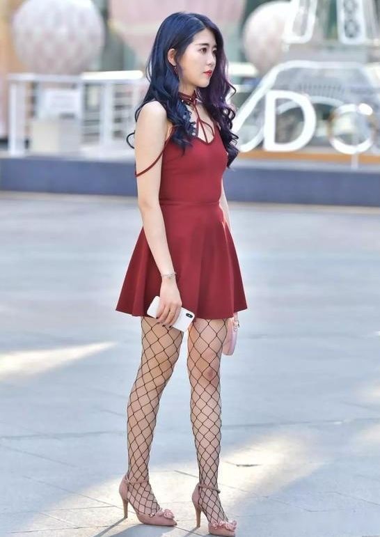 花边|街拍花边牛仔连衣裙,时尚魅力,设计感强