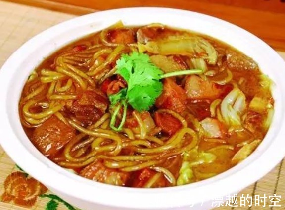 喜欢吃面条的有口福了，掌握这种做法，面条色香味俱全，真美味！