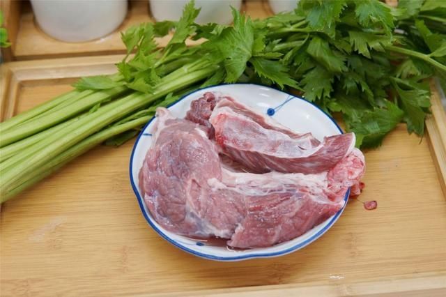 牛肉馅饺子怎么调馅?忌放1样调料,多加1样料水,不腻不膻,贼香