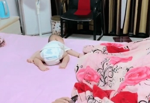 被子|“没心没肺奶爸”带娃睡觉火了, 被冷落的娃 是买手机送的