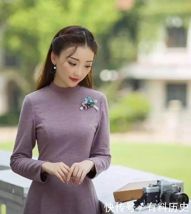 一条裸紫色的连衣裙,美女简直不要太性感!