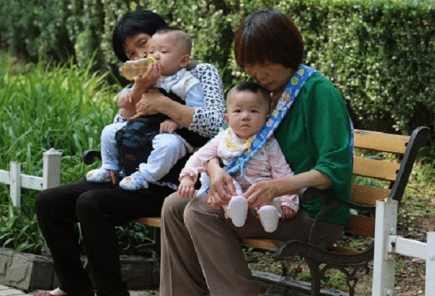 宝妈|“俺在喂奶,公公在一旁逗娃”,25岁宝妈哭泣自述无法阻止