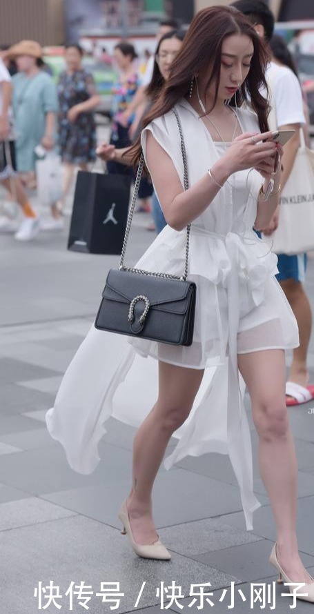 柔美的杀伤力,小姐姐身穿白色连衣裙,旁边的小哥哥就偷着笑吧