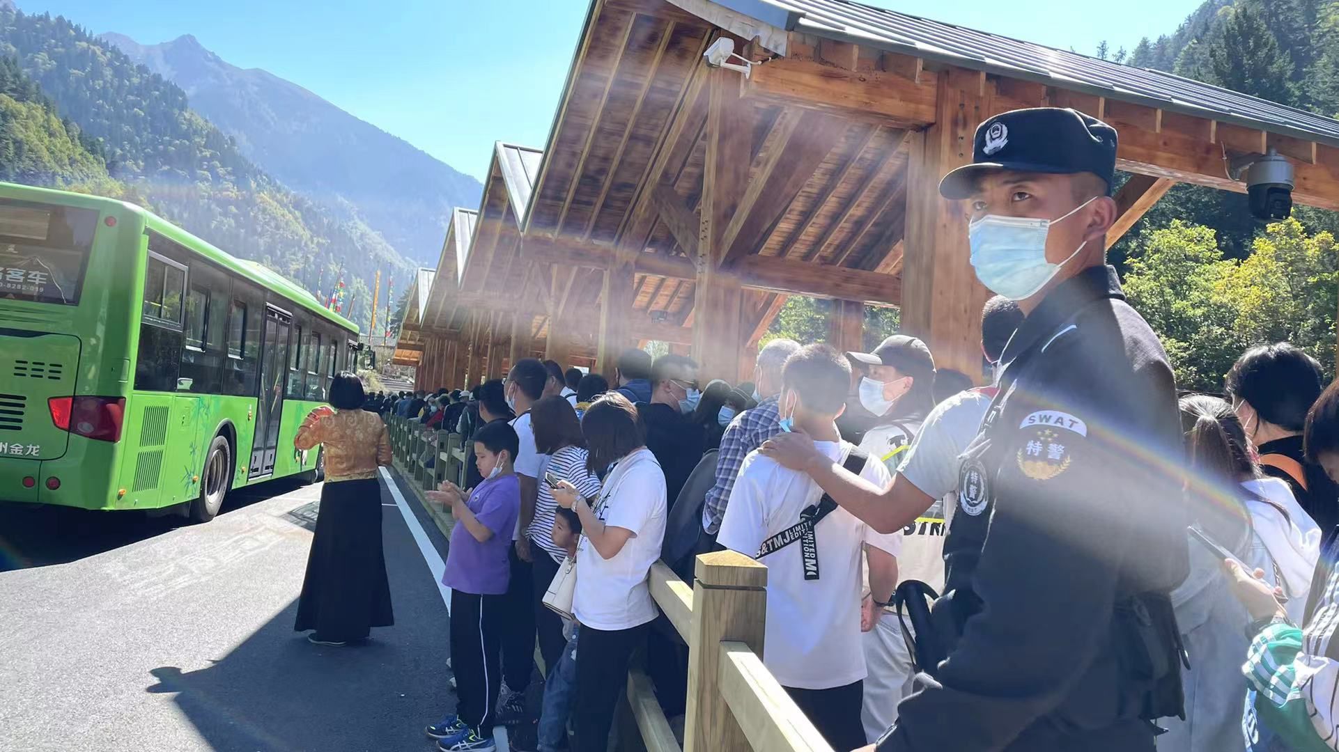 景区|九寨沟景区“补妆”归来受热捧，客流量是去年同期两倍