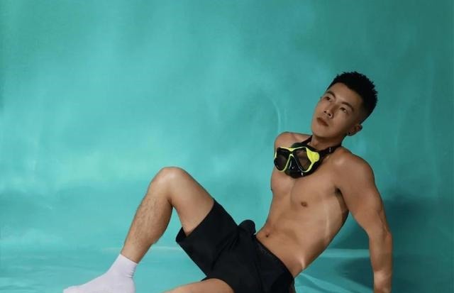 健壮|影棚海底清凉一夏,健壮身材,英俊容颜,带着游泳镜的帅气肌肉男!