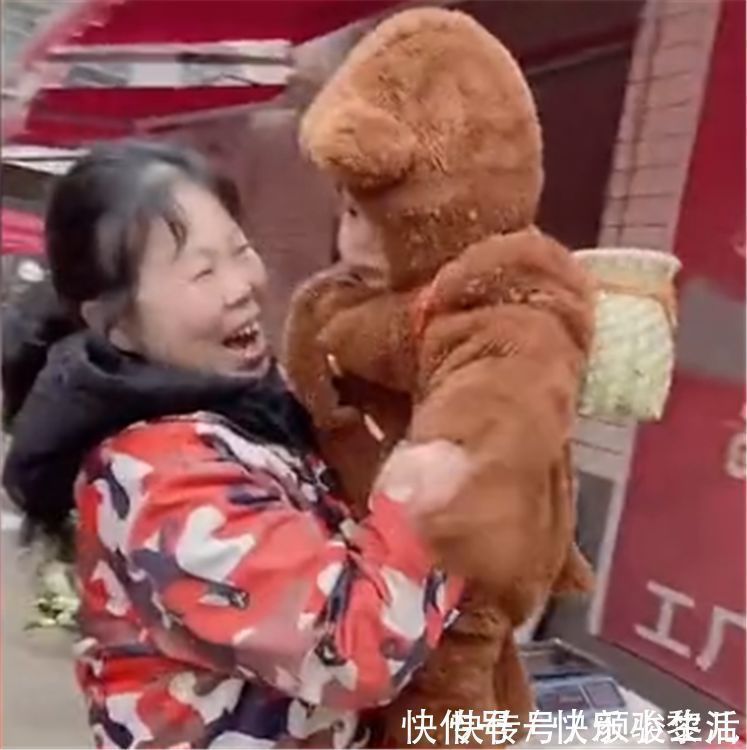 孩子|“熊孩子”获菜场大妈喜爱,送了一个大萝卜,抱起来笑得合不拢嘴