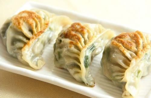 酥脆|煎饺子的时候，别只会傻傻放油，多加一个步骤，饺子酥脆可口