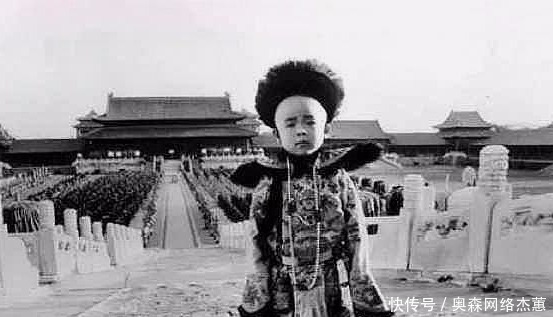 溥仪|溥仪与日军天皇会面，餐桌前的2个动作被两国人瞧不起