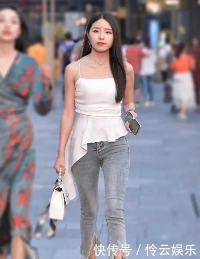 吊带|牛仔裤搭配吊带,百搭又显时髦,展现女性的温柔气息