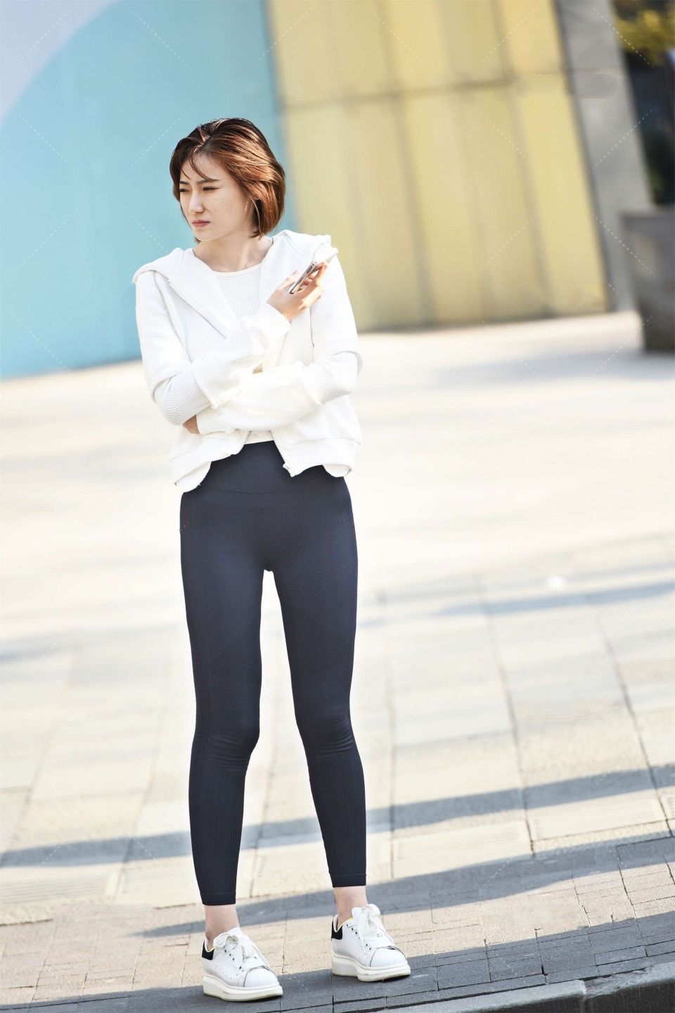 白色开衫连帽卫衣，下搭黑系瑜伽裤，经典黑白穿搭保暖又时尚