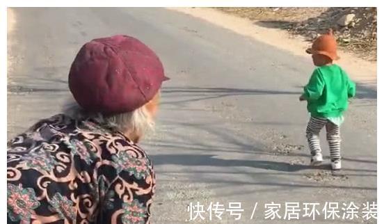 小驼|“小驼背宝宝”跟着太姥学走路火了,我曾是你,你终会是我