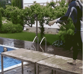 |搞笑GIF:大姐跳水就跳水,弄那么大动静不是吓人吗?