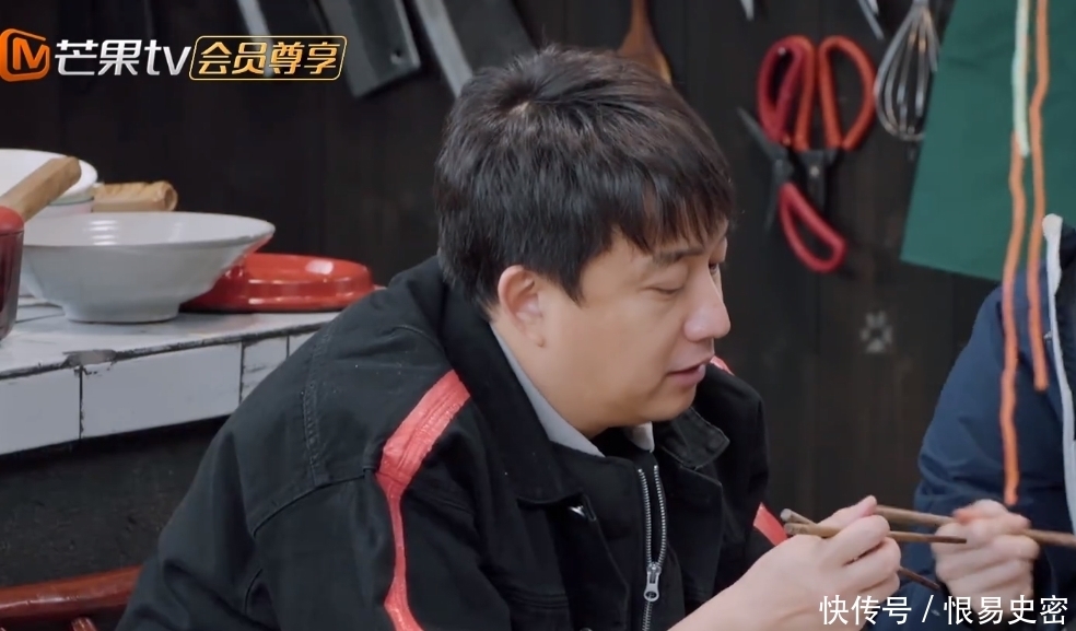 何炅嘲笑张艺兴不会用筷子,黄磊的救场方式很高级!