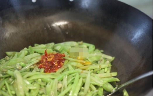 这菜简单炒一炒,做多少都吃个精光