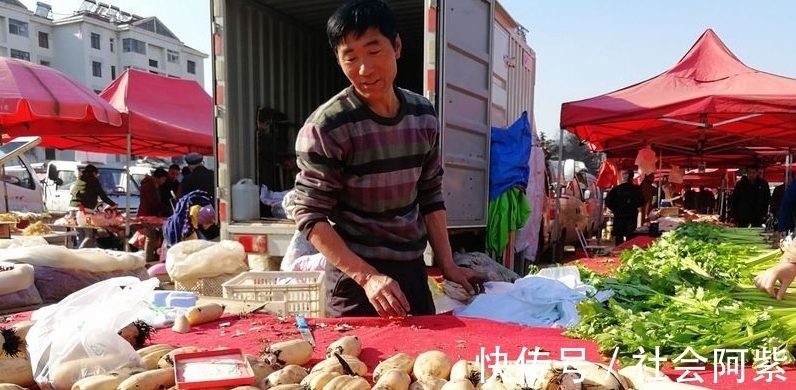 口感|买莲藕怎么区分“脆”和“糯”?卖菜大叔教我的方法,1招搞定