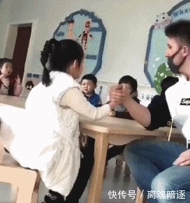 |搞笑GIF：妹子，身材果然不一般，这身衣服不是谁随便就能驾驭的！