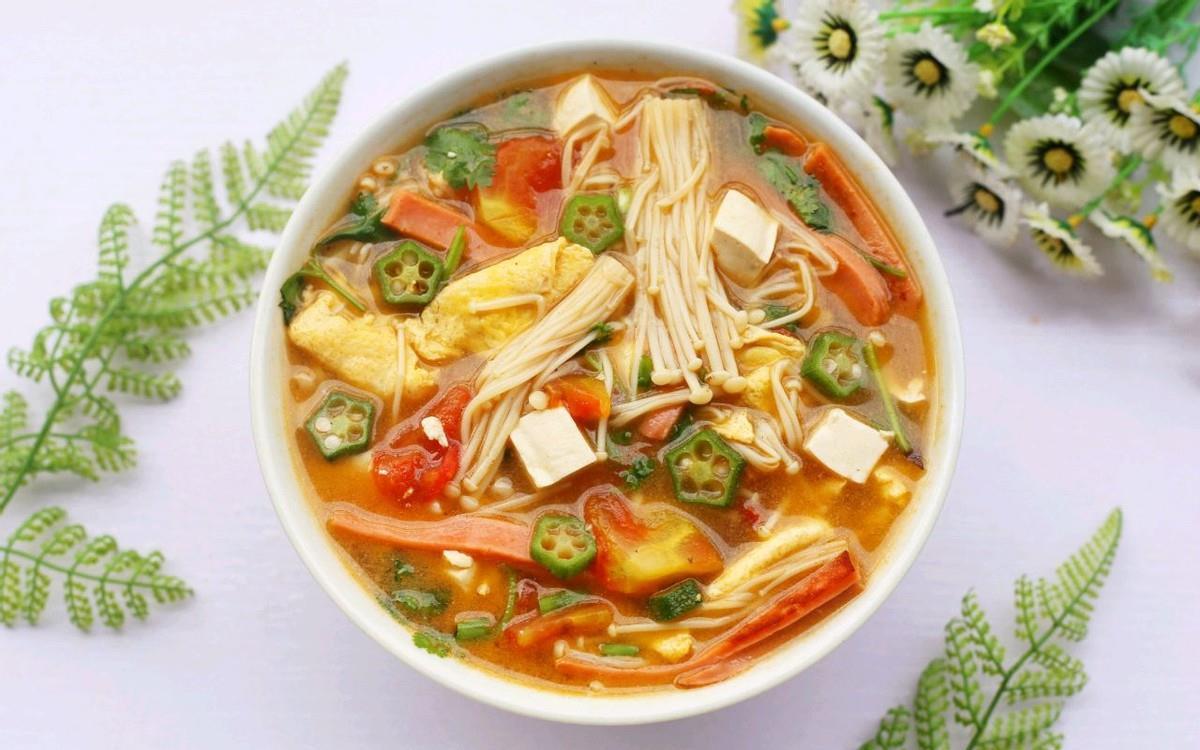 秋葵|自制美味番茄菇菌豆腐汤,食材丰富,营养更丰富