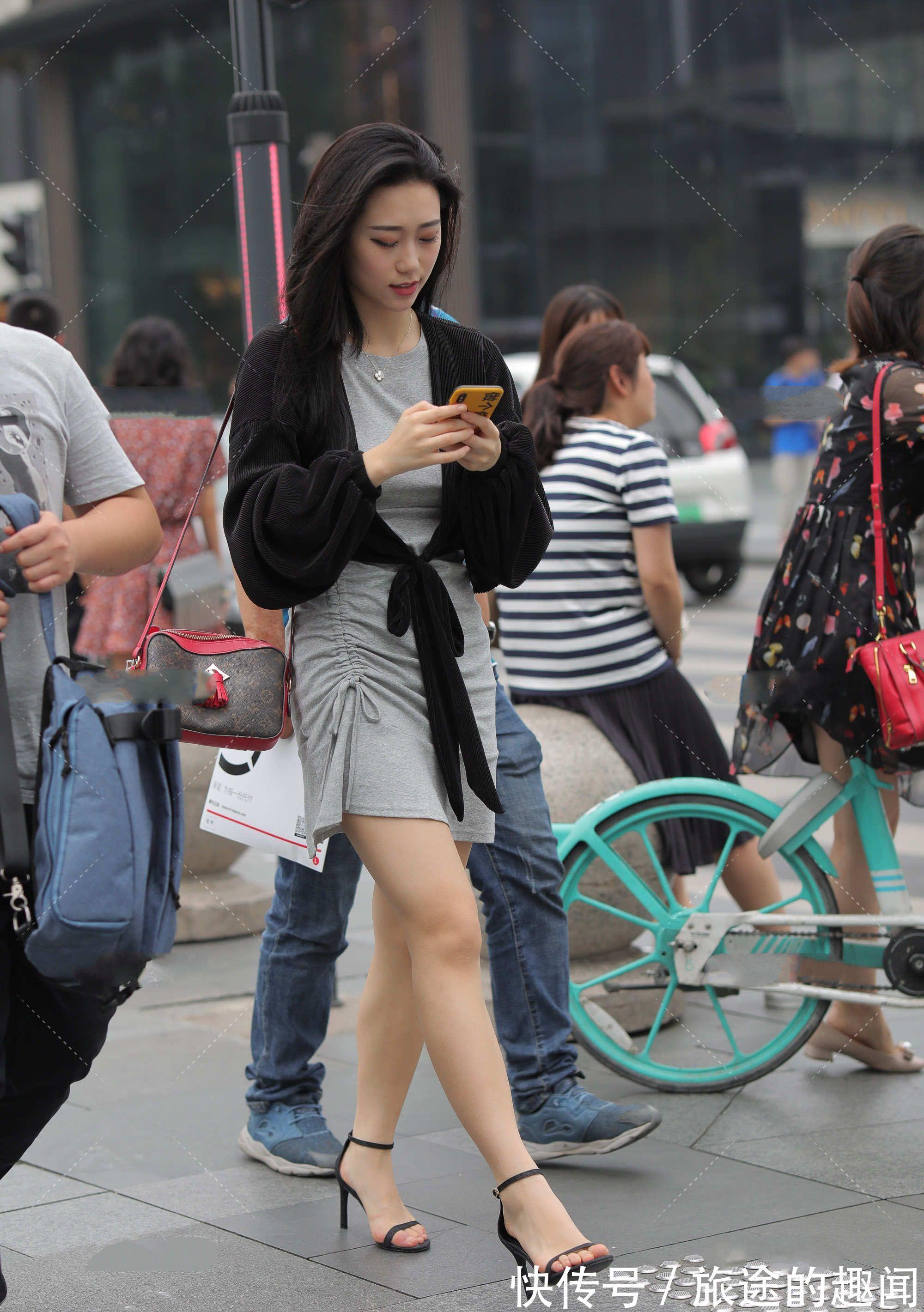 修身裙|灰色修身裙,褶皱设计尽显时尚,外搭黑色开衫,简单大气