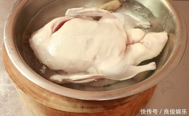 盐水鸭非常简单,重要用90度水焯,白米醋除腥,香辛料仅用八角、麻椒